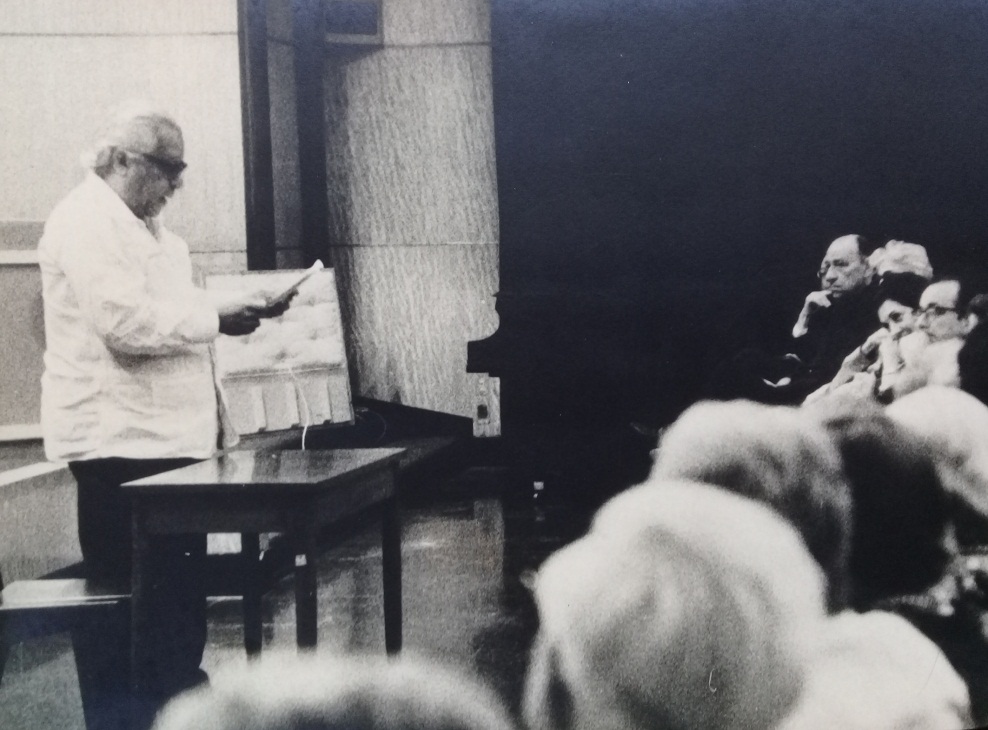 Foto de Nicolás Guillén, nuestro Poeta Nacional, leyendo sus palabras de homenaje al poeta y amigo Regino Pedroso, Salón de Actos, 25 de mayo de 1972. Colección de fotografías BNJM.
